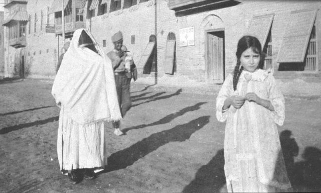 نقره لتكبير أو تصغير الصورة ونقرتين لعرض الصورة في صفحة مستقلة بحجمها الطبيعي